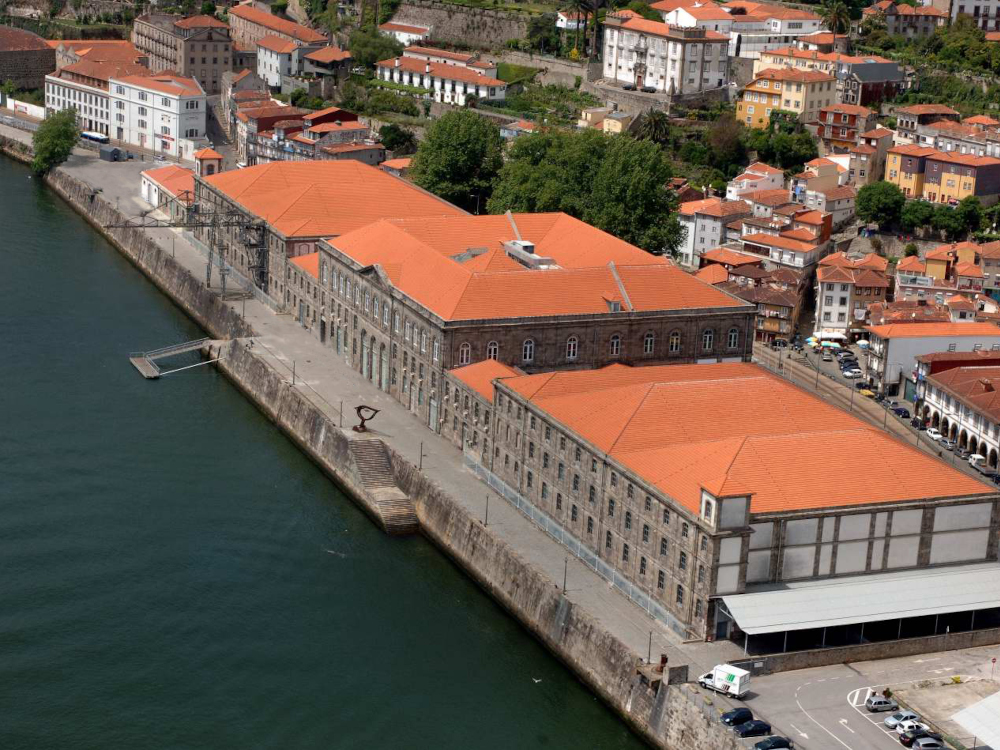 /Alfândega do Porto vista do rio Douro